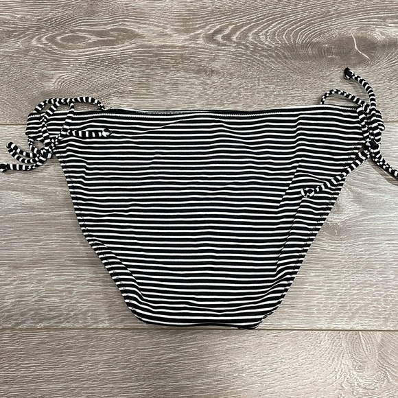 NWOT Victoria’s Secret The Bow Bikini Side Tie Bottom and Strappy Bandeau Top M - Picture 3 of 16